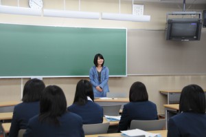 卒業生(現代家政学部3回生)から後輩に向けて大学の講義や試験のことについて説明がありました。