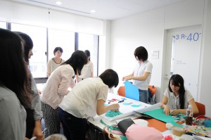 ３号館４階の学生演習室では、大学３回生が発表に向けて制作物を作成中！手作りの作品に触れることができ、貴重な見学となりました。