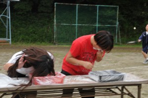 お楽しみリレー小麦粉の中から飴を探せ！