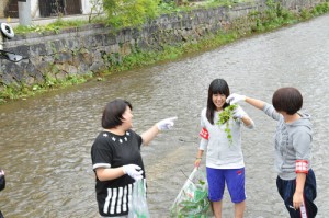  川の中のゴミ拾い、草刈中！