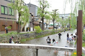 綺麗な白川を守る為、みんなで一丸となって掃除中！