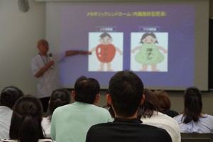 ●食物栄養学科プログラム● 体験授業の様子☆4日のテーマは「歴史上の有名人も生活習慣病だったのか！」。