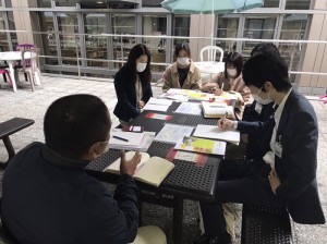 京フーズの関社長および中嶋農園の中嶋代表に、学生食堂にてお話を伺いました。また、今回の機会は京都市環境政策局資源循環推進課に設定いただいており、同課の濱係長と林主任にご参加いただきました。