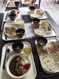 本日の定食。A定食が豚の生姜焼き、B定食がカレーでした。