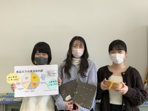 コンクール入選者3名（写真中央が金山さん）