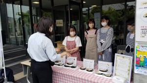 販売しているところを京都新聞の記者の方が 取材に来られた時の写真