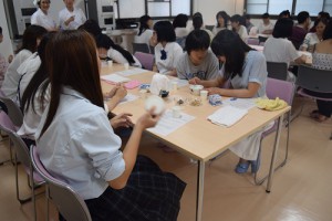 食物栄養学科体験授業1日目の様子。 バターとカッテージチーズを作りました！