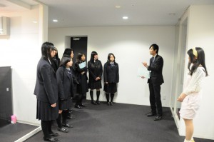 ピアノ練習室の見学中偶然にも滋賀短期大学附属高等学校の卒業生に遭遇。話を熱心に聞きました。