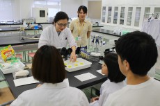 〈食物栄養学科〉 体験＆実習コーナー タピオカの正体を観察