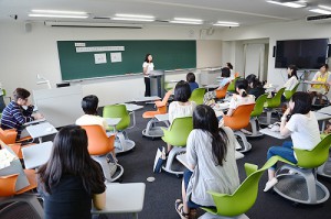 実習を終えた４回生の授業中！