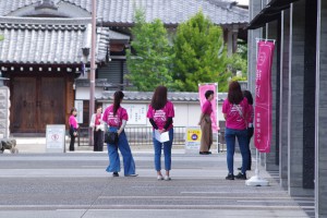 準備万端で皆様を待つ学生広報スタッフ 