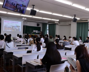 学科別プログラム。 間隔を空けての着席。